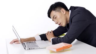 仕事中の睡魔を撃退するには?強力に目が覚める方法はコレだ!